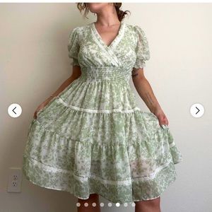 Taylor NWOT size 8 dress prairie floral romantic v neck puff sleeve smock style 